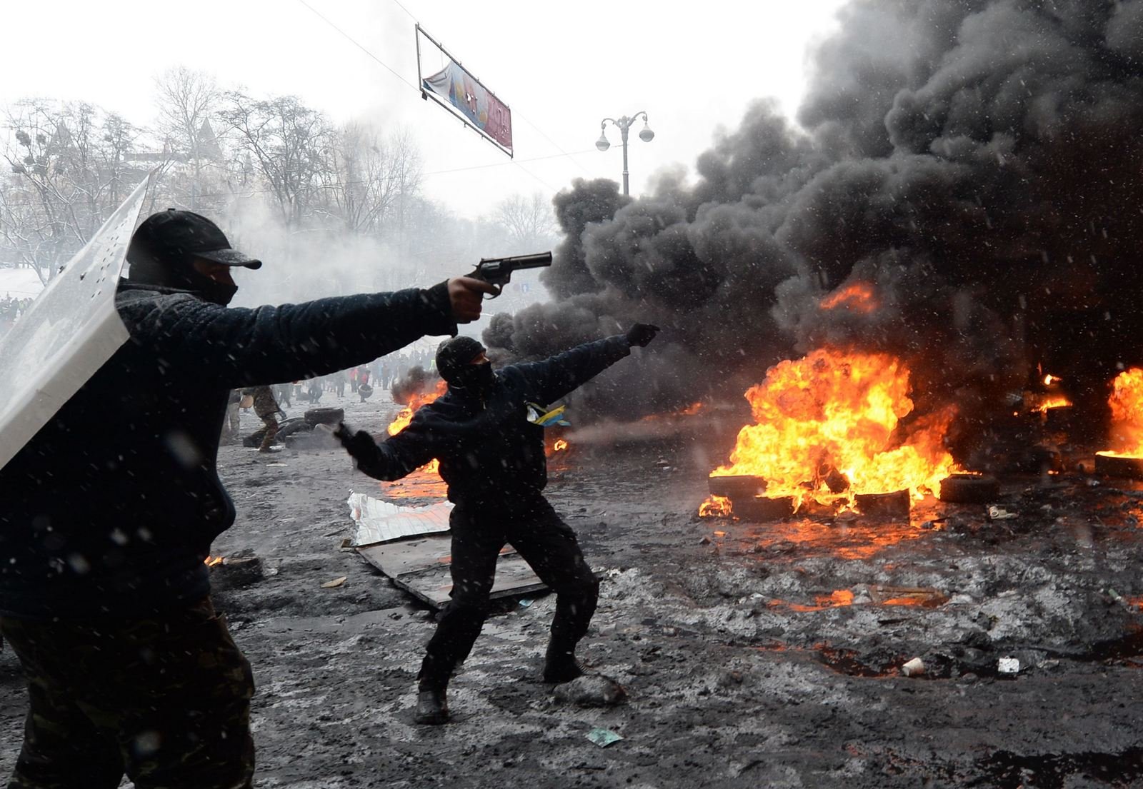 Янукович заметил вооруженных иностранцев в рядах протестующих